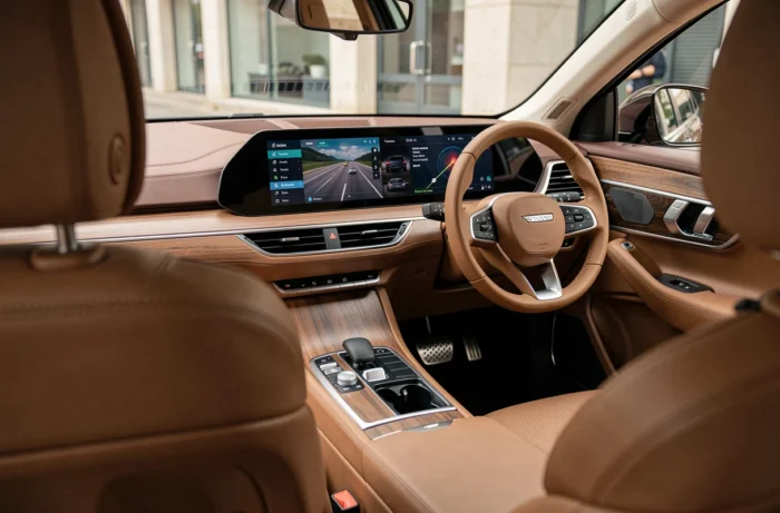 Intérieur high-tech d'un SUV de luxe 2024 avec tableau de bord incurvé OLED et finitions en cuir végétalien